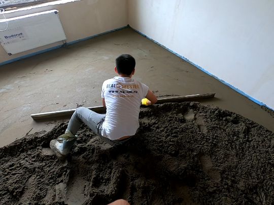 Заливка стяжки в квартире